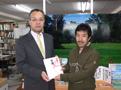 2005「ふれあいカンパ」支援金贈呈 南雲事務局長(左)、清水事務局長(右)
