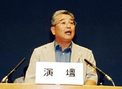 執行部を代表してあいさつをする妻木会長