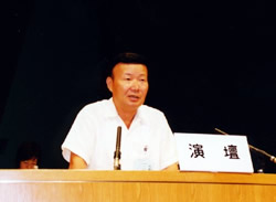 運動方針を提案する田中会長代理