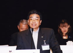 新執行部を代表して挨拶する笹岡新会長